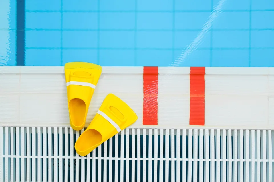 Nhân viên đang hướng dẫn khách chơi